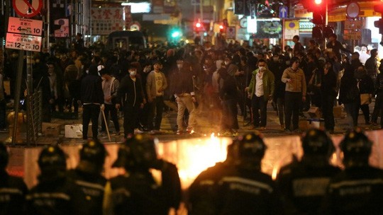 Người biểu tình đốt lửa tại một số con đường ở khu Mong Kok. Ảnh: SCMP