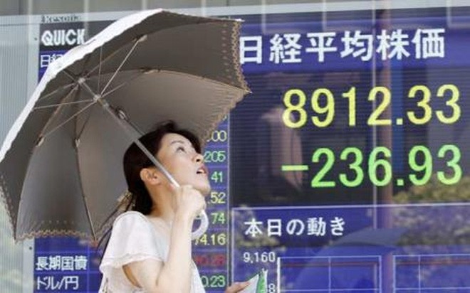 “Địa chấn” ở Nhật Bản: Nikkei mất 900 điểm, lợi suất trái phiếu bằng 0