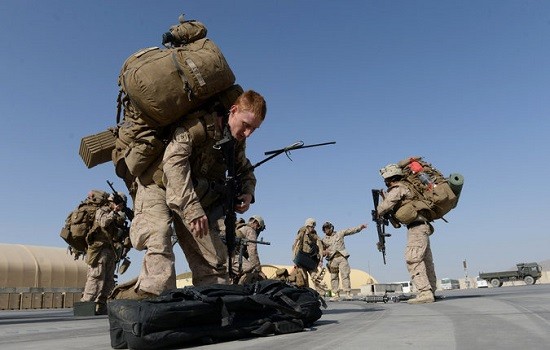 Lính Mỹ ở Kandahar, Afghanistan năm 2014 sau khi rút khỏi một khu quân sự ở tỉnh Helmand, nơi các lực lượng Afghanistan hiện đang bị Taliban bao vây. Ảnh: Gettyimages