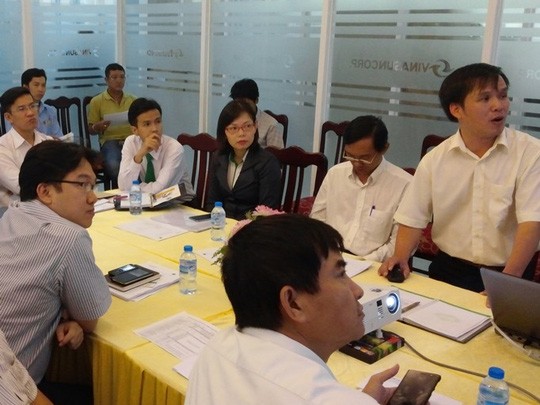 Giám đốc trẻ Lê Duy An (người đứng) giới thiệu về dịch vụ gọi xe với Hiệp hội taxi TP HCM. Ảnh: NVCC