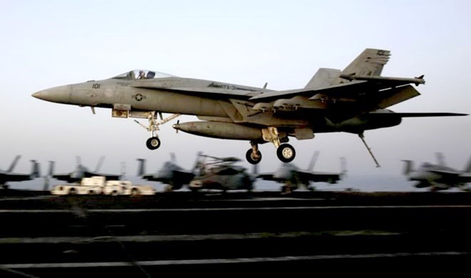 Máy bay chiến đấu của Mỹ cất cánh không kích IS. (Nguồn: AP)