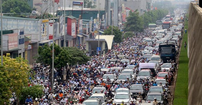 Cảnh tắc đường thường thấy tại Hà Nội. Ảnh:Bá Đô.