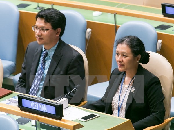 Đại sứ Nguyễn Phương Nga (phải) tham dự phiên khai mạc khóa họp 70 Đại Hội đồng Liên hợp quốc. (Ảnh: Lê Dương/TTXVN)