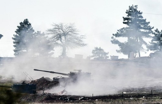 Quân đội Thổ Nhĩ Kỳ pháo kích các vị trí của lực lượng người Kurd ở Syria gần biên giới. Ảnh: Reuters