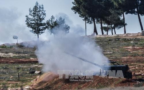 Pháo tự hành từ cửa khẩu Oncupinar, thị trấn Kilis, miền trung Thổ Nhĩ Kỳ bắn vào các mục tiêu của lực lượng Kurd ở phía biên giới Syria ngày 17/2. Ảnh: AFP/TTXVN