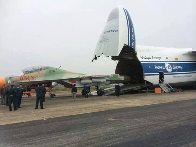 Tiêm kích Su-30MK2 được máy bay vận tải của Nga chở đến sân bay Đà Nẵng ngày 6.12.2014 - Ảnh: militaryparitet.com