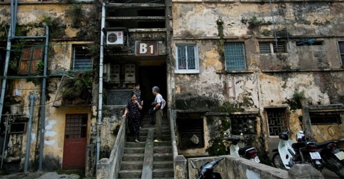 Hà Nội đang còn nhiều tòa chung cư cũ xuống cấp nguy hiểm.