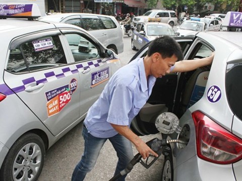 Giá xăng thấp kỷ lục, cước taxi giảm bao nhiêu là hợp lý?