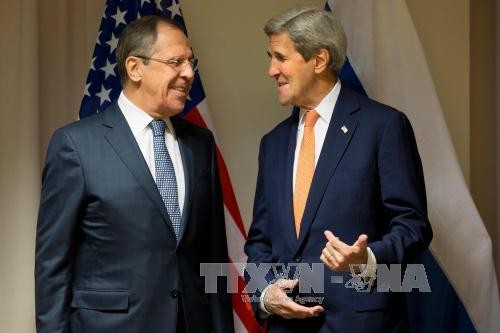 Ngoại trưởng Mỹ John Kerry (phải) và người đồng cấp Nga Sergei Lavrov trước các cuộc hội đàm về Syria tại Zurich ngày 20/1. Ảnh: AFP/TTXVN