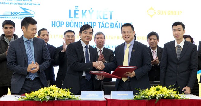 Đại diện VNR và Sun Group ký hợp đồng đầu tư tòa nhà tại 31 Láng Hạ, Hà Nội - Ảnh: T.Phùng