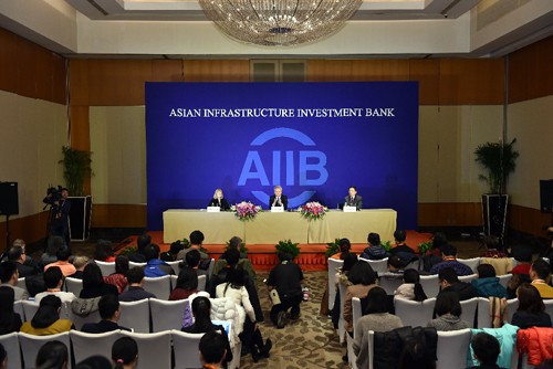 Chủ tịch AIIB Kim Lập Quần (giữa) phát biểu tại cuộc họp đầu tiên của AIIB tại thủ đô Bắc Kinh (Trung Quốc).