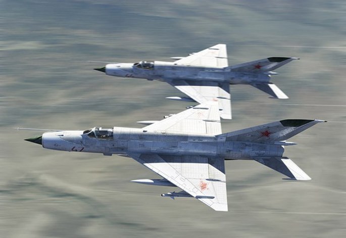 Hai tiêm kích MiG-21 được cho là từng giúp đỡ sinh viên sĩ quan trường hàng không quân sự cao cấp Kharkov thu hoạch khoai tây bằng cách bay sát mặt đất để khoai bị bắn tung lên - Ảnh minh hoạ: Diễn đàn vk.com/russianarmynews