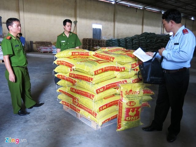 Cơ quan chức năng phát hiện một doanh nghiệp trộn chất cấm vào thức ăn chăn nuôi ở Hải Dương. Ảnh: Bảo Lâm.