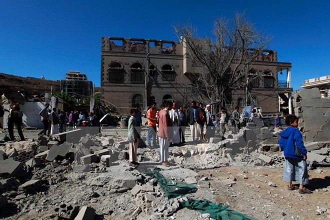 Cảnh đổ nát sau cuộc không kích tại thủ đô Sanaa. (Nguồn: AFP/TTXVN)