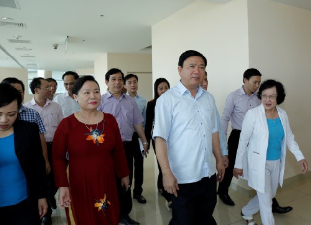 Bà Trần Thị Lâm - Chủ tịch HĐQT Tập đoàn Hoa Lâm đưa Bí thư Đinh La Thăng và Bộ trưởng Nguyễn Thị Kim Tiến đi thăm Khu Y tế kỹ thuật cao HoaLam - Shangri - La