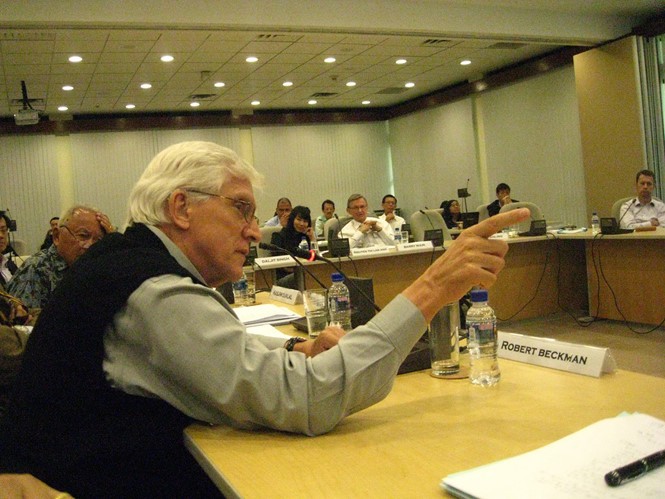 Giáo sư Robert Beckman đấu khẩu với các học giả Trung Quốc về Biển Đông tại Singapore tháng 2.2011 - Ảnh: Thục Minh