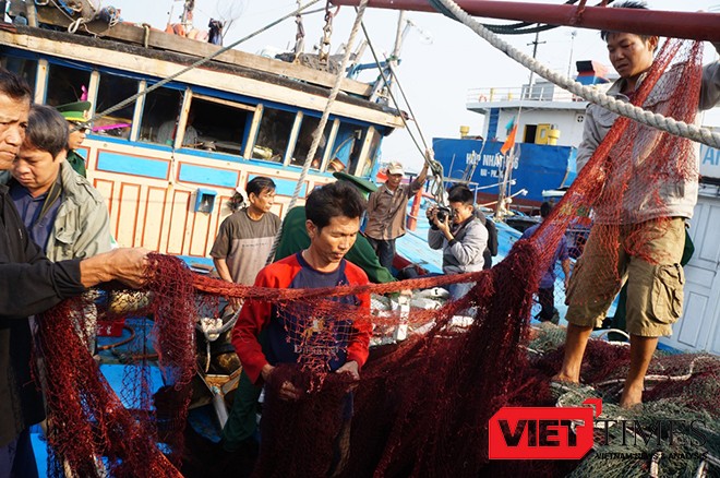 Tàu cá QNa91939TS của ngư dân Quảng Nam trở về trong tình trạng bị cướp phá