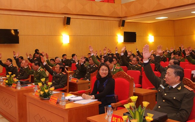 Các đại biểu biểu quyết nhất trí danh sách các đồng chí ứng cử Quốc hội khóa XIV.