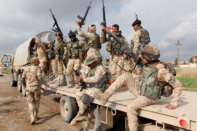 Binh sỹ Iraq tham gia một chiến dịch truy quét phiến quân IS tại khu vực ngoại ô thành phố Kirkuk. (Nguồn: THX/TTXVN)