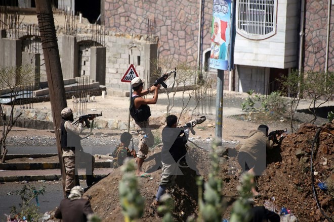 Lực lượng kháng chiến địa phương giao tranh với nhóm phiến quân Houthi tại Taiz ngày 11/3. (Nguồn: AFP/TTXVN)