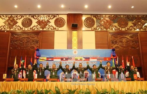 Tư lệnh Lực lượng quốc phòng 10 nước ASEAN chụp ảnh chung tại Hội nghị. Ảnh: Phạm Kiên – Phóng viên TTXVN tại Lào