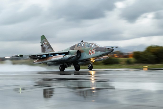 Máy bay tấn công mặt đất Su-25 cất cánh khỏi Hmeymim, Syria về Nga sáng 16.3.2016 - Ảnh: Bộ Quốc phòng Nga 