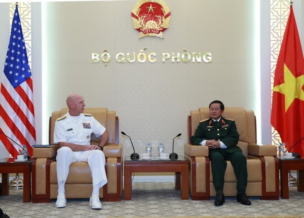 Đại tướng Đỗ Bá Tỵ, Tổng Tham mưu trưởng Quân đội nhân dân Việt Nam tiếp Đô đốc Scott Swift, Tư lệnh Hạm đội Thái Bình Dương. (Ảnh: Hồng Pha/TTXVN)