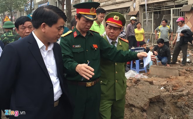 Chủ tịch UBND TP Hà Nội Nguyễn Đức Chung đến hiện trường và chỉ đạo các biện pháp phải thực hiện khẩn trương. Ảnh: Minh Quang