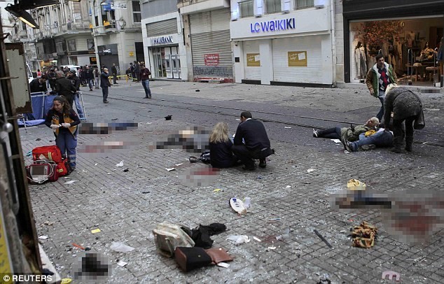 Nạn nhân nằm la liệt trên đường sau vụ đánh bom (Nguồn: Daily Mail)