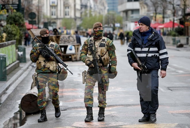 Binh sỹ và cảnh sát Bỉ tuần tra trên đường phố trung tâm thủ đô Brussels. (Nguồn: THX/TTXVN)