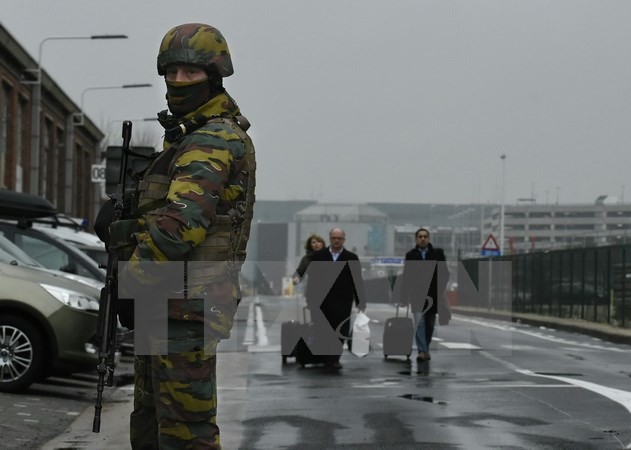 Lực lượng an ninh Bỉ gác trên tuyến đường bên ngoài sân bay Zaventem, một ngày sau vụ đánh bom kép, ngày 23/3. (Nguồn: AFP/TTXVN