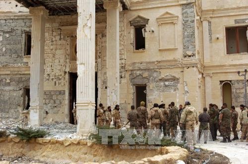Binh sĩ quân đội Chính phủ Syria gác tại một khu vực ngoại ô thành cổ Palmyra ngày 24/3. Ảnh: AFP/TTXVN