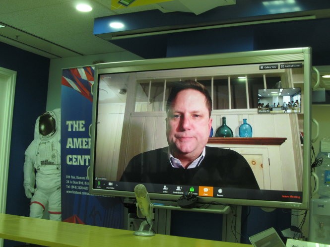 Giáo sư Peter Dutton trên màn hình trong buổi trao đổi trực tuyến ở TP.HCM sáng 29-3 - Ảnh: Việt Toàn