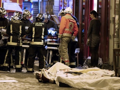 Hiện trường vụ khủng bố Paris, Pháp đầu tháng 11/2015. Ảnh: Reuters