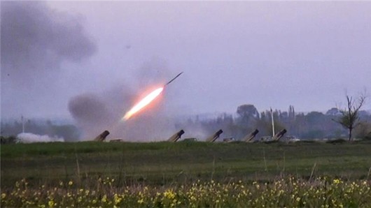 Phía Azebaijan sử dụng cả pháo phản lực đa nòng Grad trong các cuộc giao tranh vừa qua ở Nagorny-Karabakh. Ảnh: AP