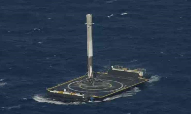 Tên lửa của SpaceX hạ cánh thành công xuống bệ nổi giữa biển. Ảnh: SpaceX