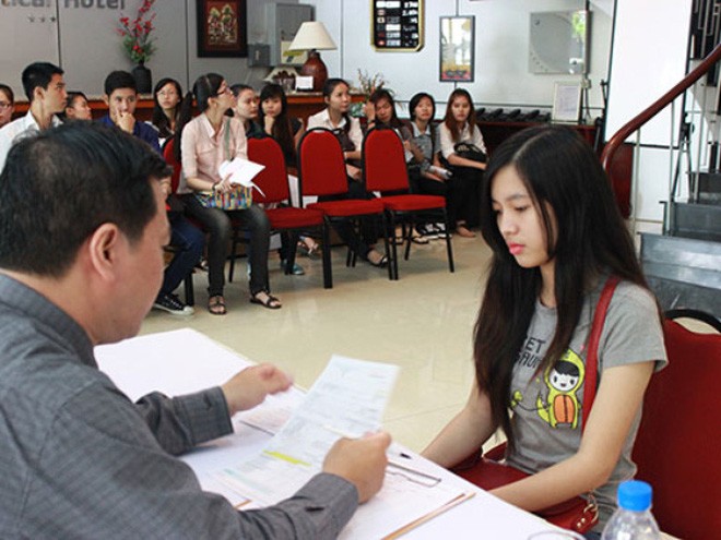 Thí sinh tham gia phỏng vấn trong đợt tuyển sinh của Trường Trung cấp Du lịch và Khách sạn Saigontourist