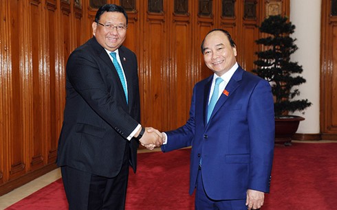 Thủ tướng Nguyễn Xuân Phúc tiếp Ngoại trưởng Philippines Almendras. Ảnh: VOV.