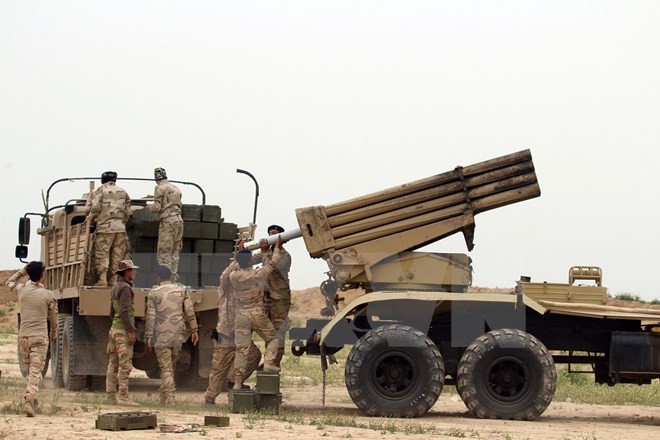 Binh sỹ quân đội Iraq chuẩn bị bệ phóng rocket trong chiến dịch chống IS tại thành phố Makhmur, cách Mosul 50 km. (Nguồn: THX/TTXVN)