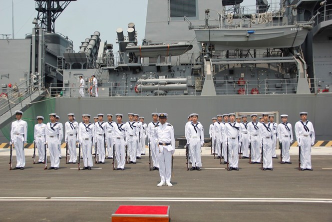 Sĩ quan, thủy thủ đoàn trên tàu đến thăm Cam Ranh