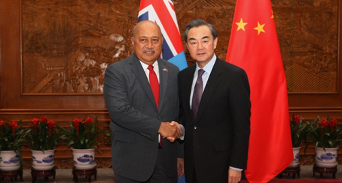 Ngoại trưởng Trung Quốc Vương Nghị (phải) và người đồng cấp Fiji Inoke Kubuabola tại Bắc Kinh ngày 13/4. Ảnh: fijisun.com.fj