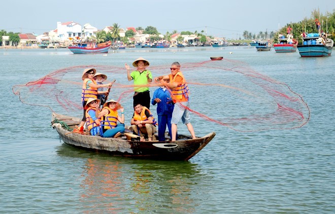 Du khách quốc tế trải nghiệm quăng chài lưới đánh cá ở vùng biển Hội An. Ảnh: M.Hoàng.