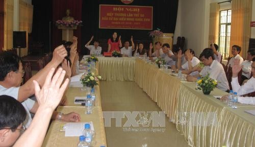 Đại biểu tỉnh Hà Nam biểu quyết thông qua danh sách ứng cử viên đại biểu Quốc hội và HĐND khóa 2016-2021. Ảnh: Thanh Tuấn/TTXVN