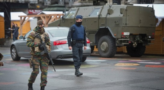 Cảnh sát vũ trang Bỉ đang tuần tra ở Brussels
