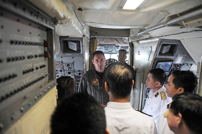 Các sĩ quan Hải quân Việt Nam trên máy bay săn ngầm P-3C Orion của Không đoàn VP-47 Hải quân Mỹ ở Hawaii ngày 13.4.2016 - Ảnh: Không đoàn VP-47