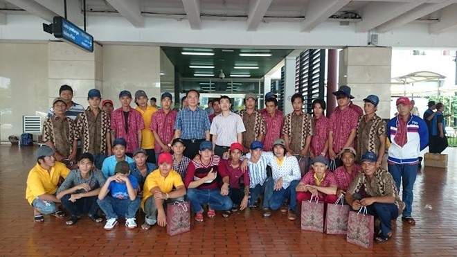 Nhóm ngư dân chụp ảnh với các cán bộ Đại sứ quán Việt Nam tại sân bay Soekarno-Hatta , thành phố Jakarta hôm 21/4. Ảnh: Bộ Ngoại giao Việt Nam