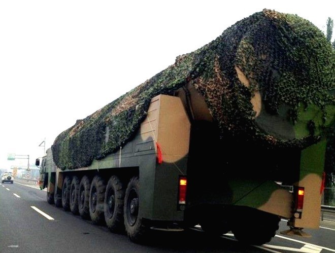 Thiết bị nghi là xe chở tên lửa hạt nhân DF-41 của Trung Quốc. Ảnh:  Defence.pk