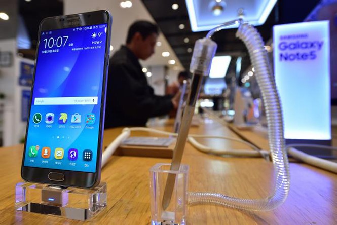 Galaxy Note 5 sắp có phiên bản kế nhiệm tích hợp pin dung lượng khủng hơn - Ảnh: AFP