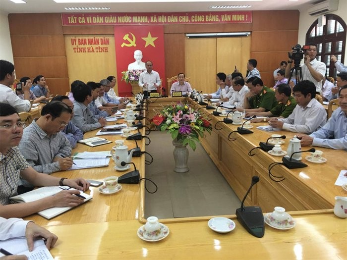 Tại cuộc họp giữa Bộ Nông nghiệp & Phát triển Nông thôn với lãnh đạo 4 tỉnh từ Hà Tĩnh đến Thừa Thiên-Huế chiều qua 23/4, Thứ trưởng Bộ TN&MT Võ Tuấn Nhân khẳng định đường ống thải ra biển Vũng Áng của Công ty Formosa là "có phép". Ảnh Vietnamnet