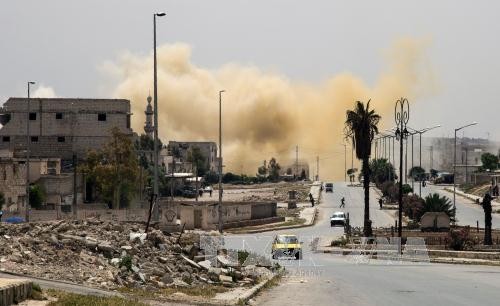 Khói bốc lên sau xung đột ở Aleppo ngày 24/4. Ảnh: AFP/TTXVN